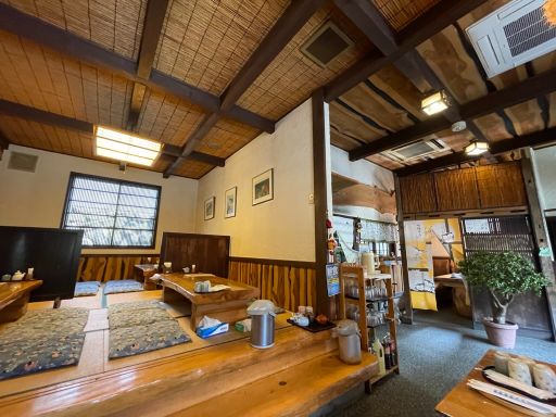 与里道の店内の雰囲気は昔ながらの日本家屋のようです。6人がけの小上がり席が4つと4人がけのテーブル席が3つあります。