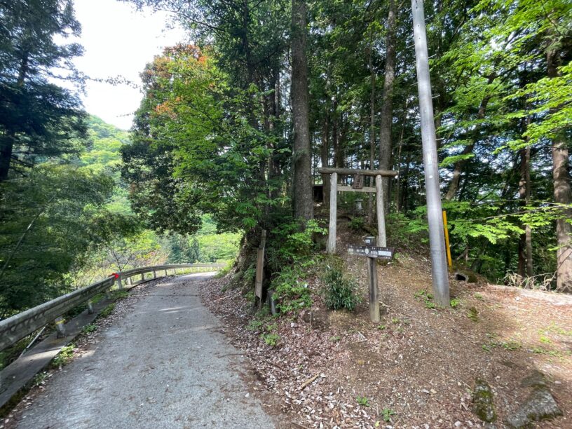 時坂峠のピークにある大山祇神社と裏へ下っていく道